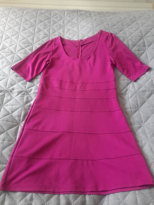 Sukienka w purpurowym kolorze