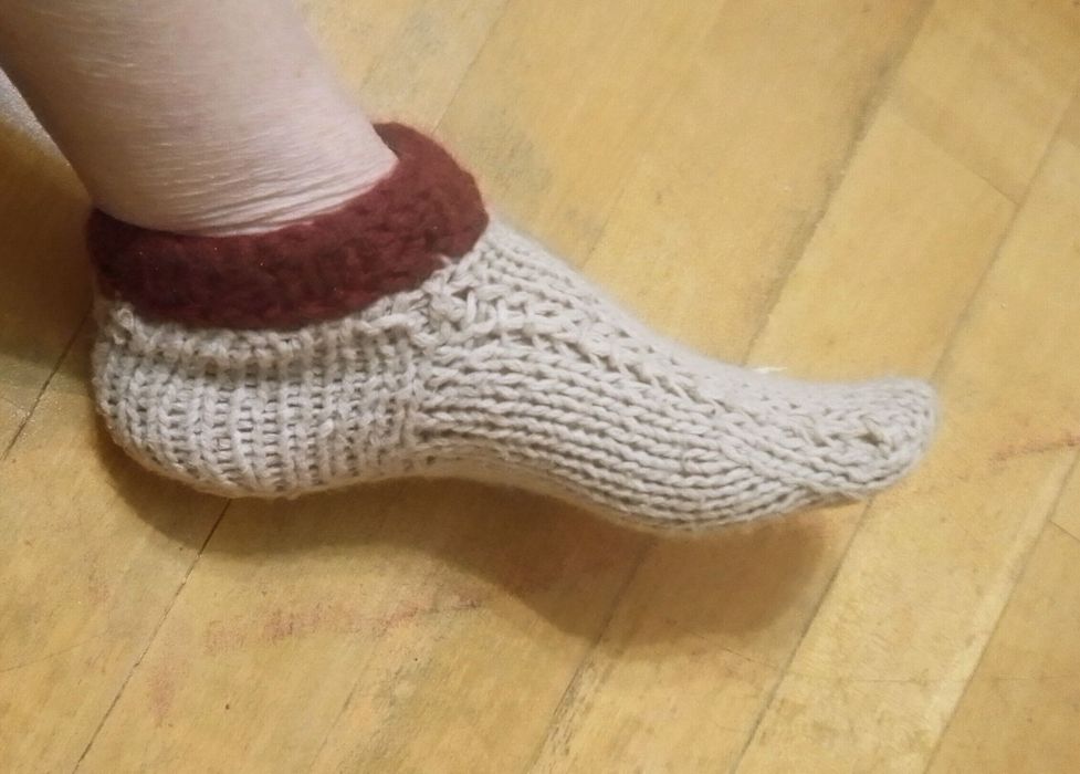 Продам вязаный комплект : носки-следочки, полуперчатки, повязка на гол