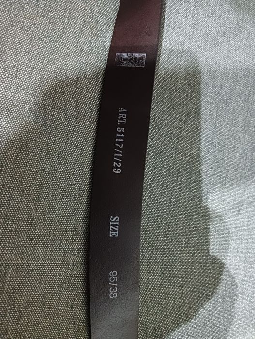 Cinto clássico em couro.

- Material: Couro
- Detalhe da fivela em met