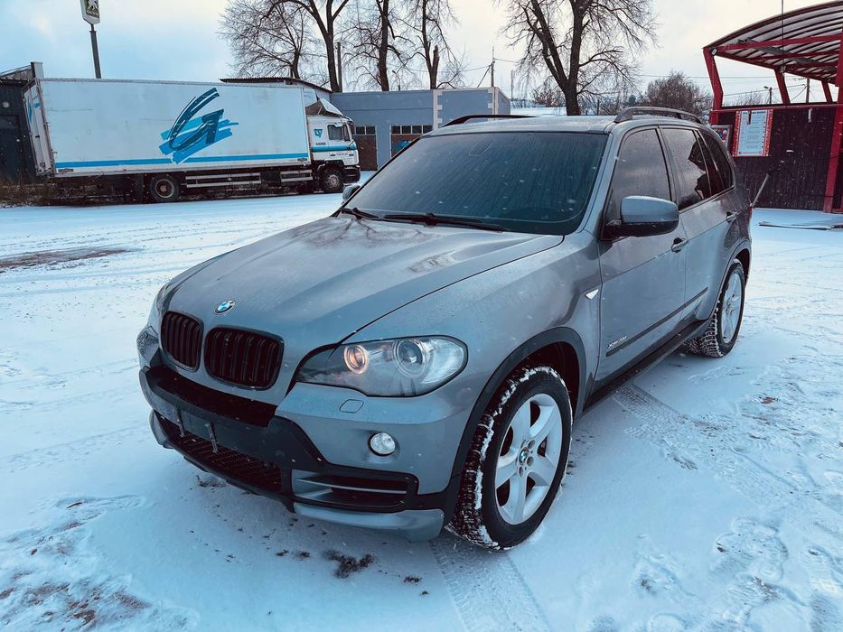 BMW X5 35D в хорошем  состоянии , как технично , так и визуально, обслужен , и готов к эксплуатации.
Двигатель М57 в отличном состоянии, стоят новые форсунки, а также интеркулер с патрубками к нему, новые свечи накаливания, и реле, запускается с пол оборота на холодную.
АКПП работает отлично , не питается, не затягивает, новое масло.
Салон в идеальном состоянии.
Кузову ровный , и красивый.
Два комплекта дисков с резиной .
Реставрированные фары на BI-LED модулях(500$)
По ходовка все хорошо, стоят новые рычаги спереди, 2 новых пневмо балона.
Готов на любые проверки.
Возможен обмен, с вашей доплатой.