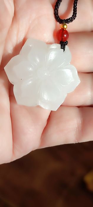 Biały jadeit , dwa medaliony (wybór)
