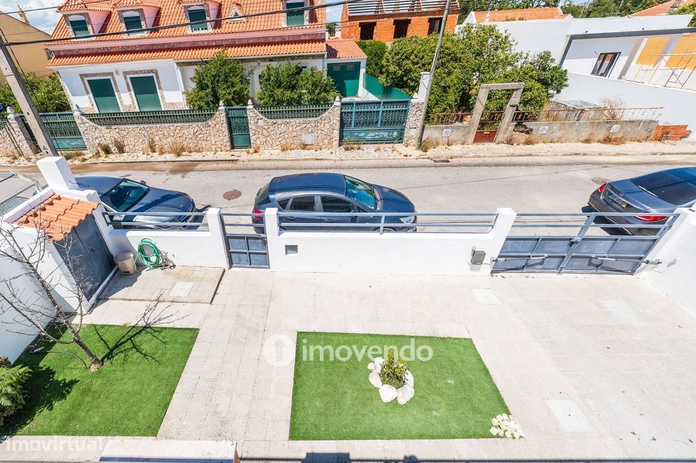 Moradia T3+1 de design moderno, com jardim, na Quinta do Anjo