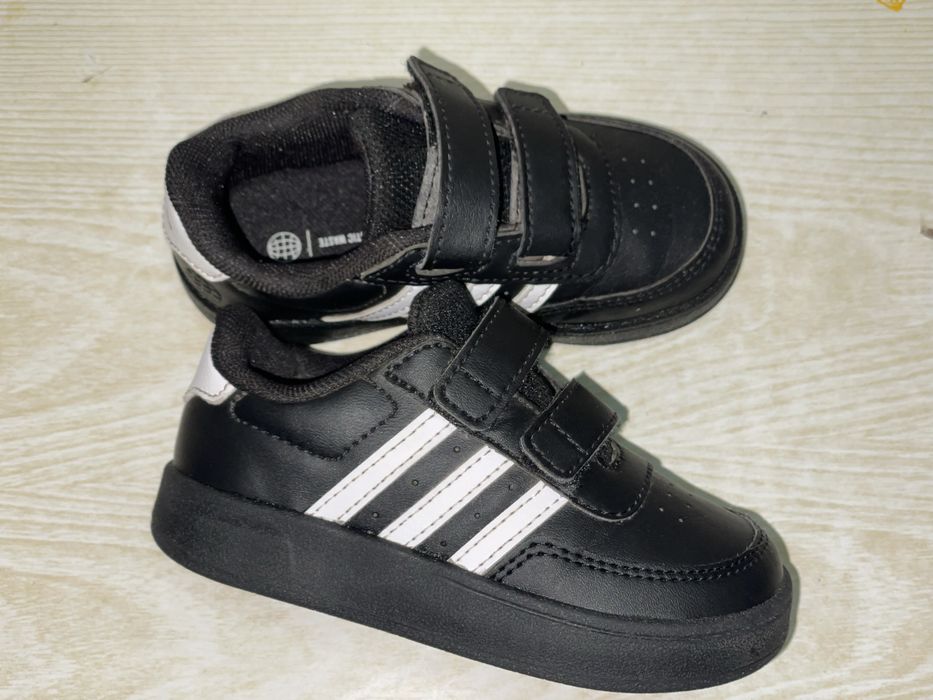 Оригінальні кросівки adidas для хлопчика