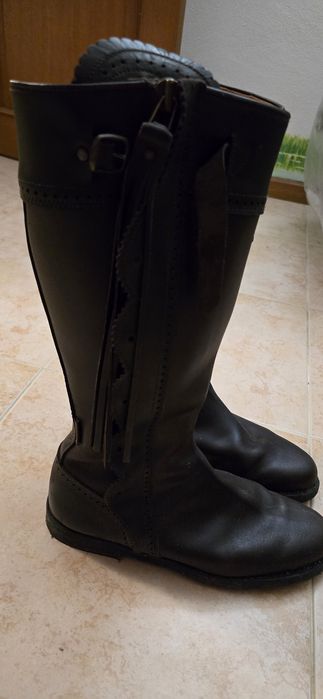 Um par de botas de homem