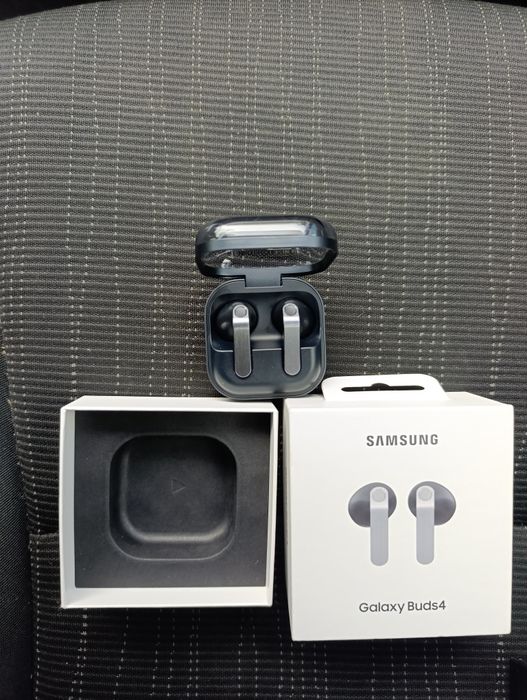 Продам навушники Samsung Galaxy Buds 4