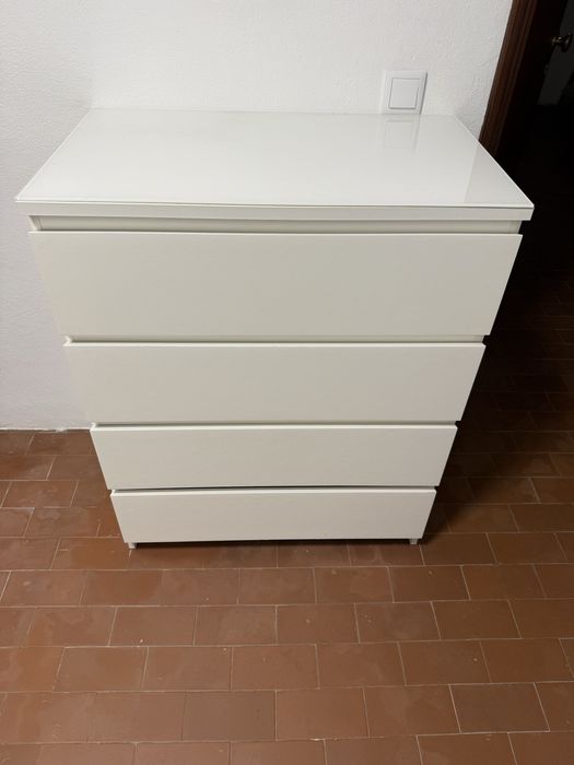 Cómoda Malm do ikea com tampo em vidro