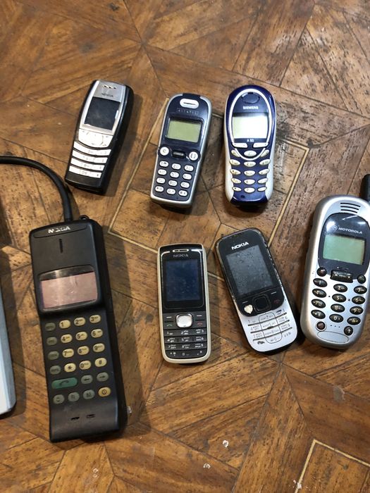 Мобильные телефоны 200 грн шт