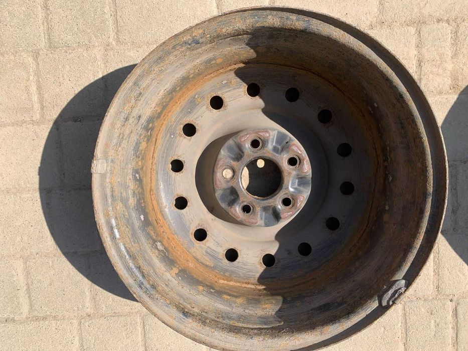 Диски  R16, 5x114,3, ET 40, DIA 66,1 з оригінальними ковпаками Nissan