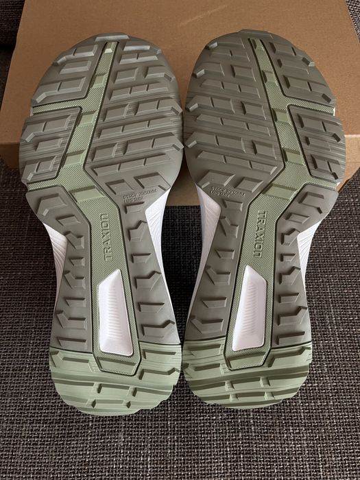Продам жіночі трейлові кросівки Adidas