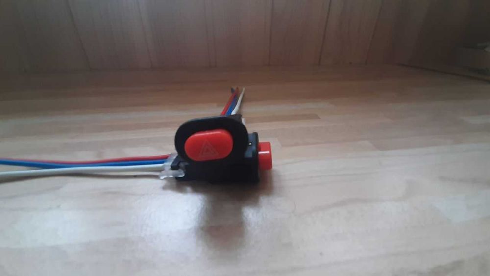 Кнопка включения аварийного сигнала