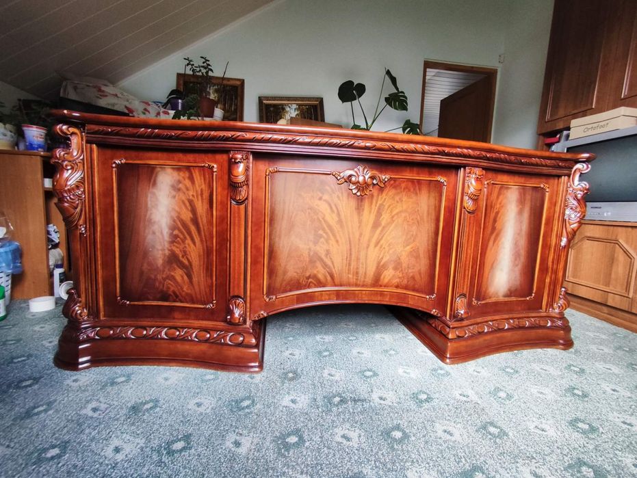 Стіл з дорогих порід дерева