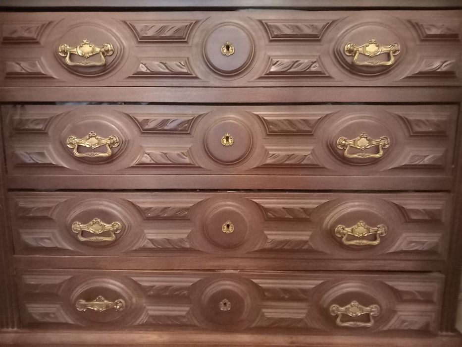 Mesa de cabeceira e cómoda com quatro gavetas