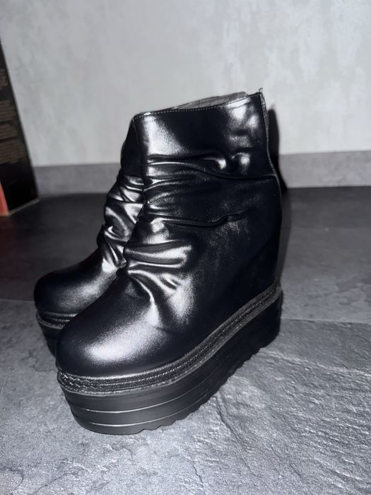 сапожки на підборі чорні