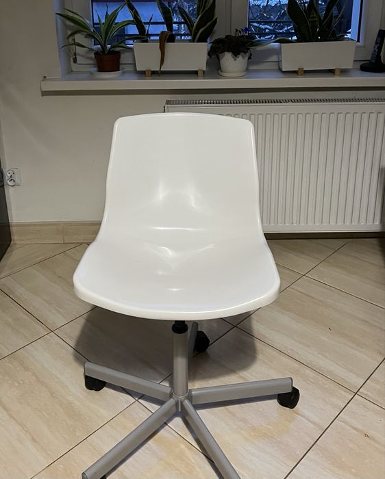 Białe krzeslo obrotowe
