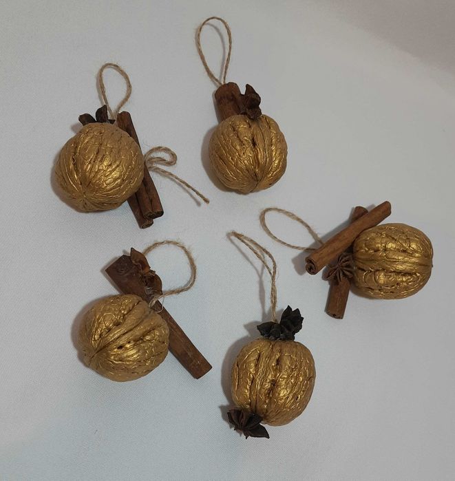 Горіхи золоті, декор на ялинку, прикраса новорічна, золоті горішки