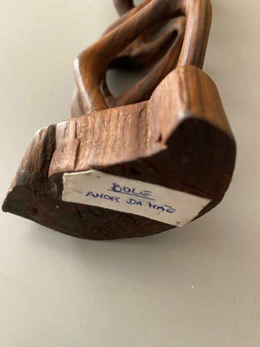 Escultura em madeira “Amor de Mãe”