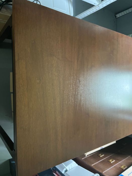 Biurko lub stół z litego drewna, piękny kolor brązu, czarne elementy