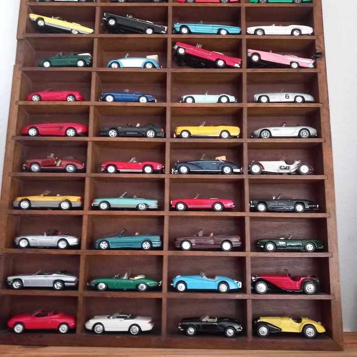 Expositor de madeira para miniaturas