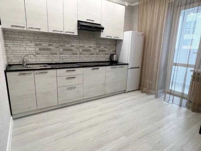 Здається 1-но кімнатна квартира з новим ремонтом, технікою меблями в новобудові молодого розвиненого району, автономне опалення. Ще є варіанти