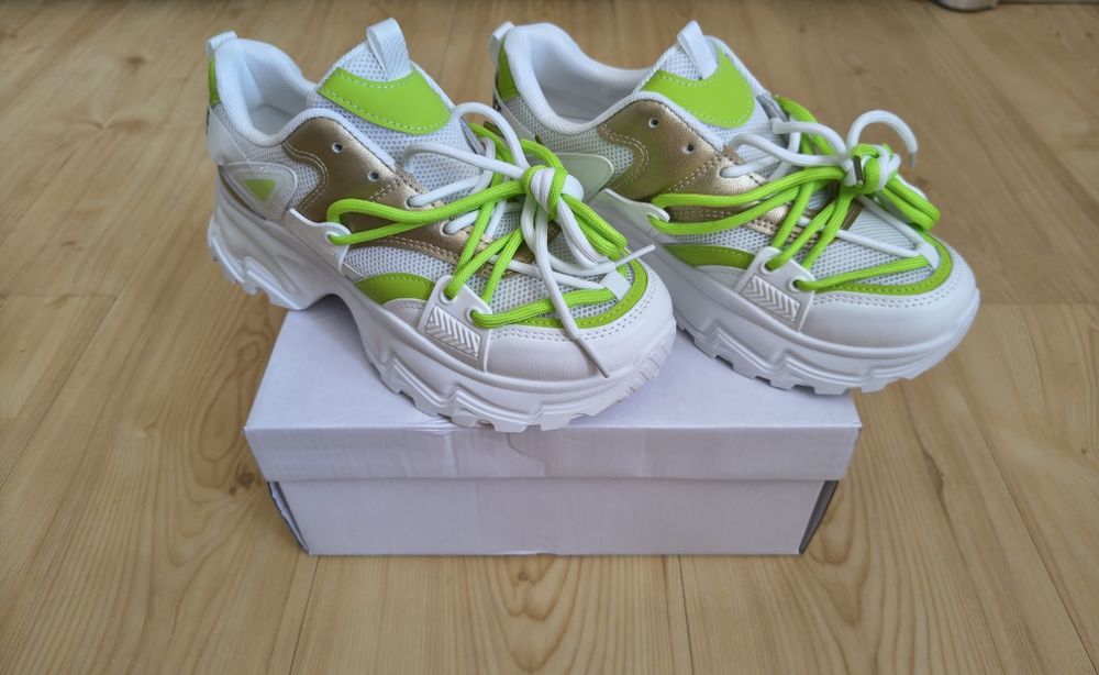 Modowe sneakersy na platformie