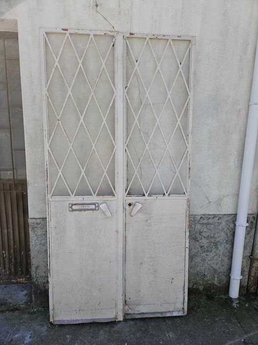 Porta antiga ferro maciço. 110.5 cms de largura x 223 cms altura