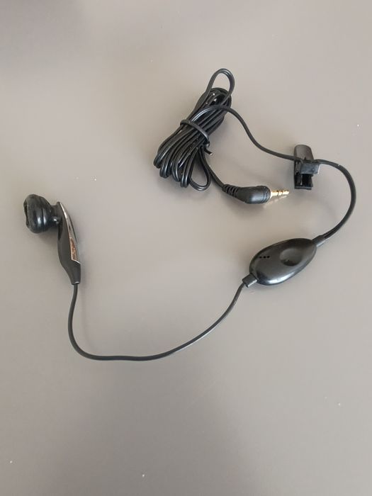 Auriculares com fio e microfone