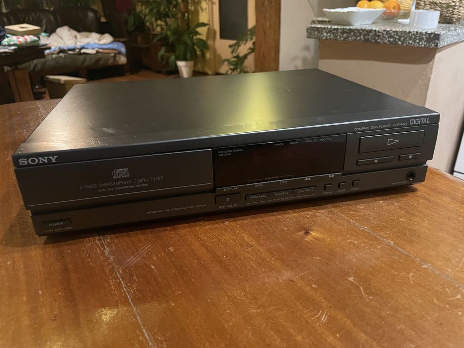 Odtwarzacz CD CDP-M25 – sprawny, klasyczny sprzęt audio