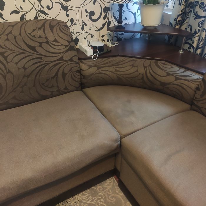 Продам угловой диван в нормальном состоянии.