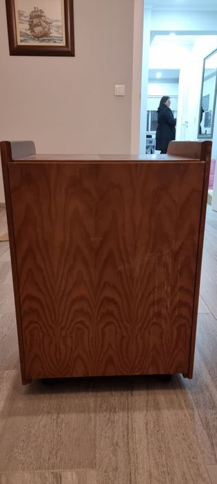 Movel de 4 gavetas em madeira.