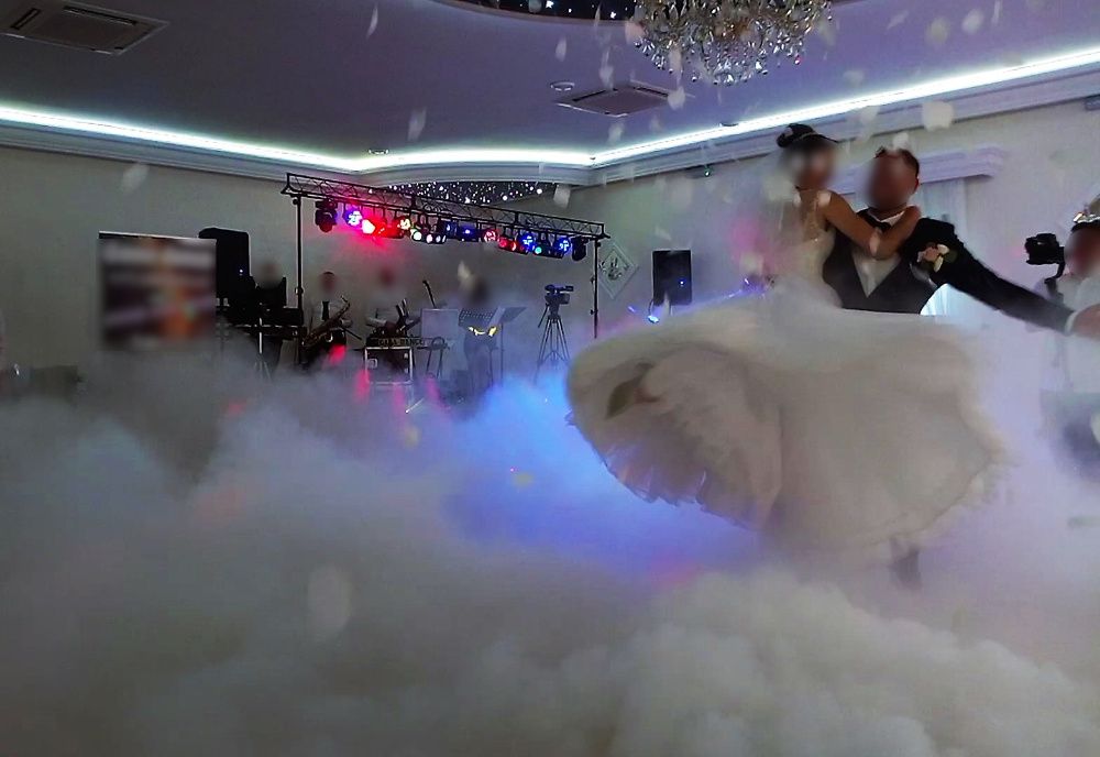 Fotolustro, Ciężki dym, Napis LOVE, Fontanny Iskier1