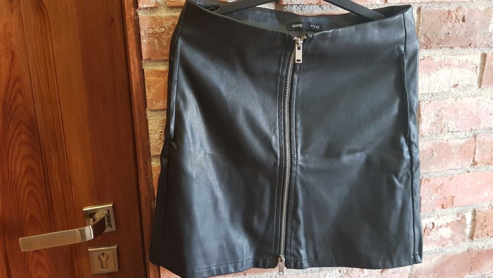 Spódniczka skórzana xs skóra czarna mini sinsay kieszenie kieszeniami