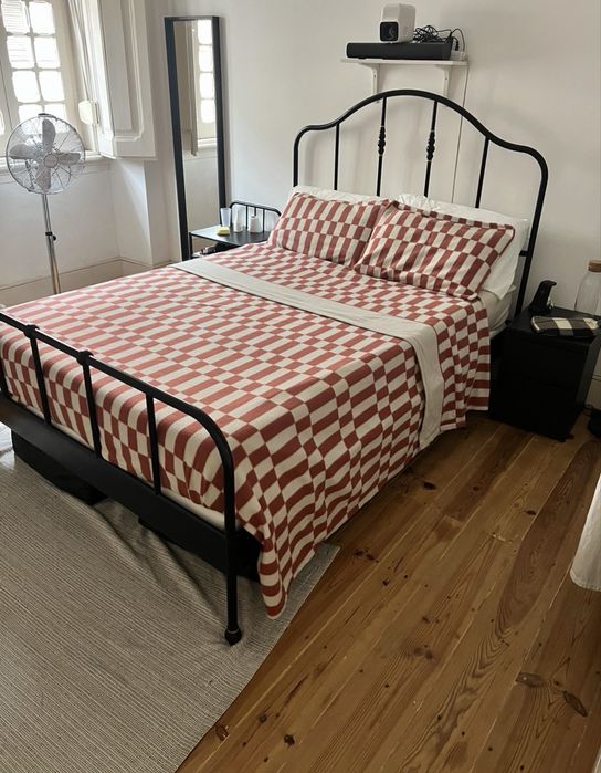 Cama IKEA 140 × 200 cm PRETO - com estrado – Como nova
