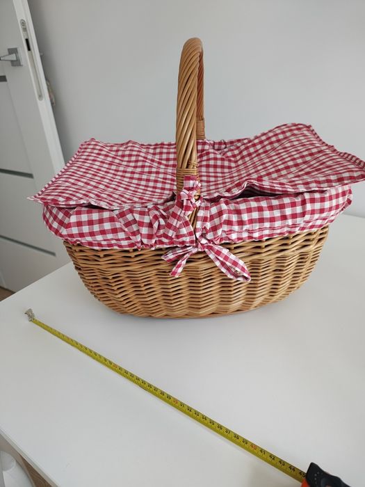 Kosz wiklinowy z wyściółką.
