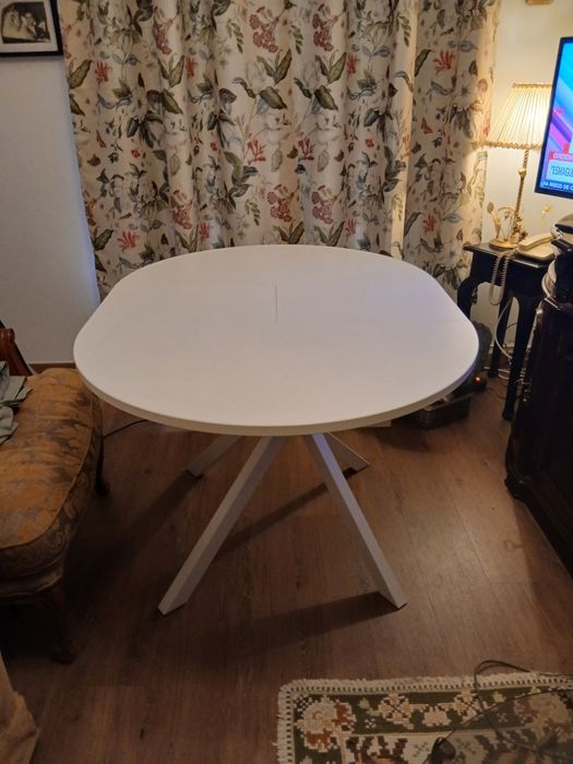 Mesa branca, extensivel, nunca usada.