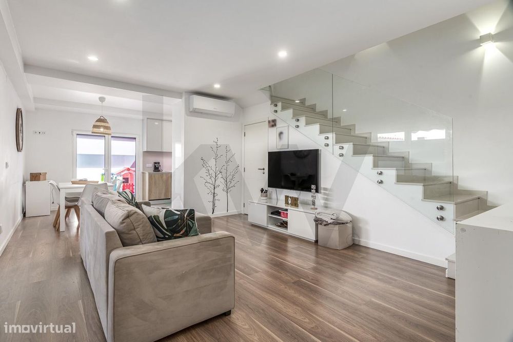 Moradia T3 de 2019, com Logradouro e Garagem Box, nos Redondos - Fernã