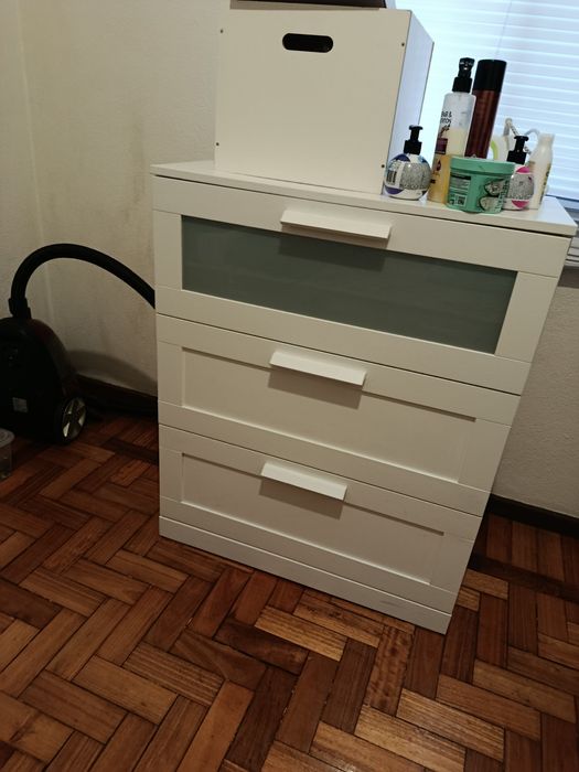 Cómoda de roupa com três gavetas