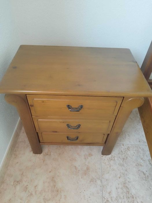 Cama e 2 mesas de cabeceira