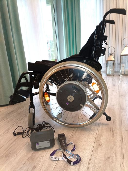 Wózek inwalidzki z napędem wspomagającym