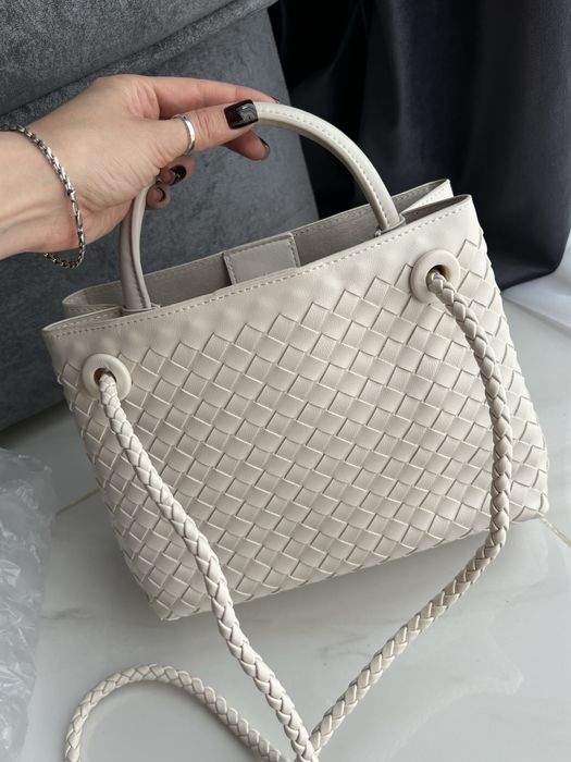 Сумочка в стилі Bottega Veneta молочна