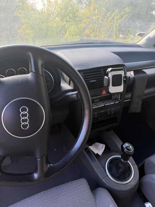 Audi A2 1.4 16V gasolina, 75 cv, fabricado em 2000 e matriculado em maio de 2001, vendido no estado em que se encontra para reparação/projeto.