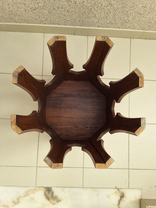 Mesa octagonal em madeira