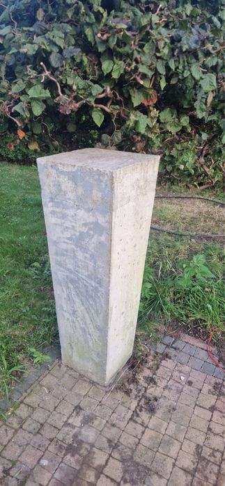 Postumenty betonowe  , pelne waga ok 100 kg jeden