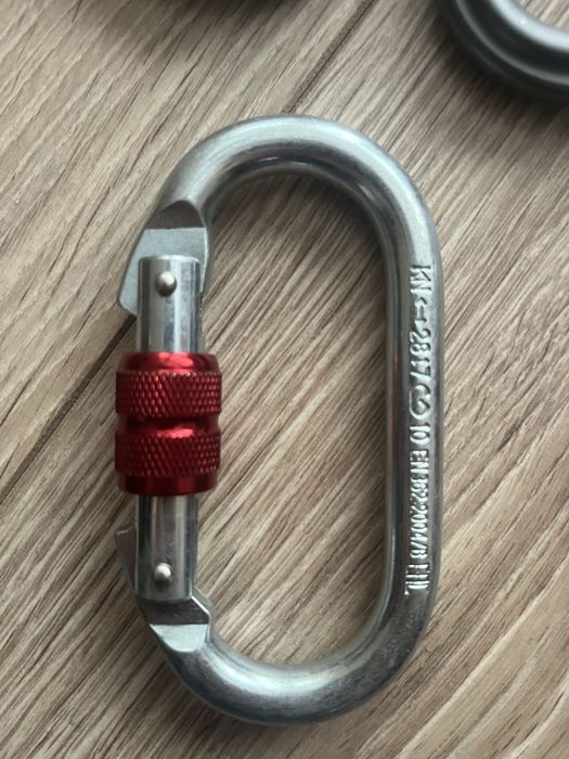 Karabinki alu triactlock i stalowe zakrecane tree runner i camp