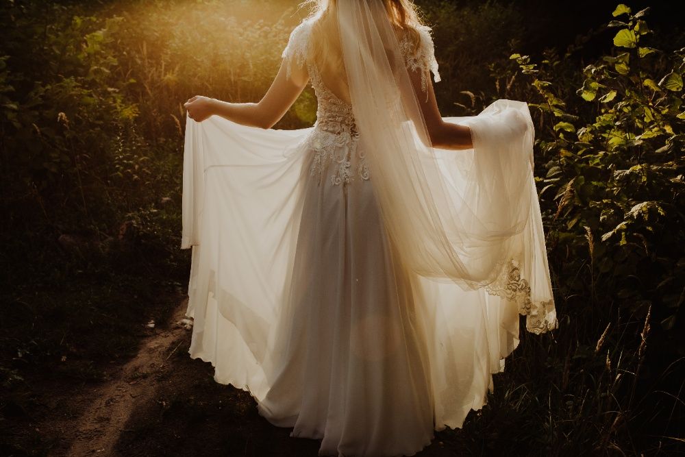 Lekka i zwiewna suknia ślubna (38/40)