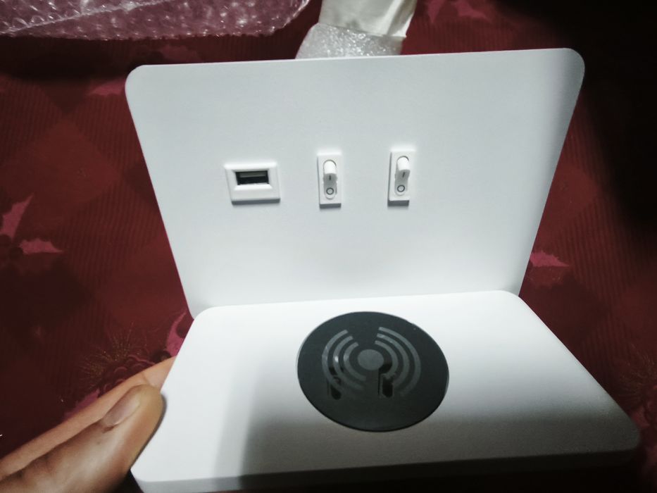 Candeeiro com luz led flexível e tomada USB e carregador indução