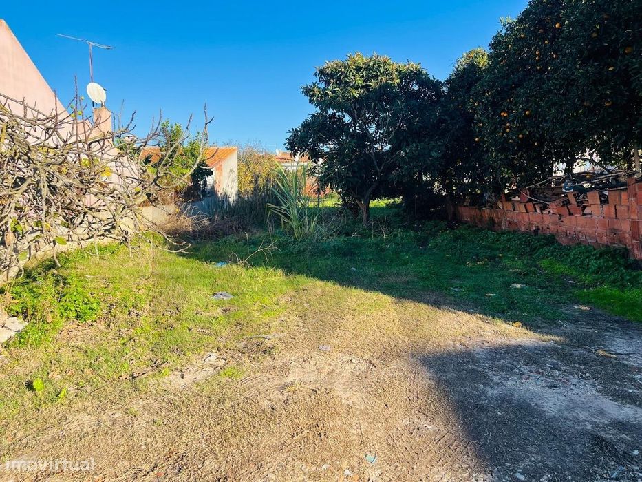Vende Terreno Urbano de 256m2 em Cabeço Verde — Santo António da Charneca, Setúbal