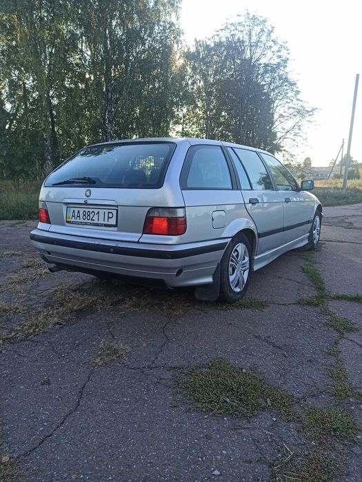 До вашої уваги BMW 318I газ-бензин