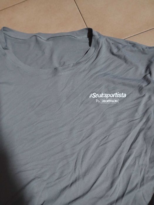 T shirt cinzenta da Decathlon, tecido elastico (tem uma pequena nodoa à frente que deverá sair lavando)