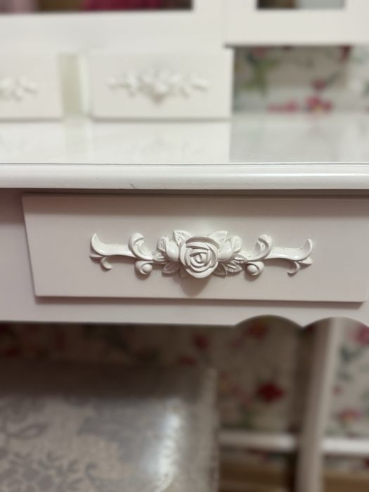 Столик для макіяжу з табуретом