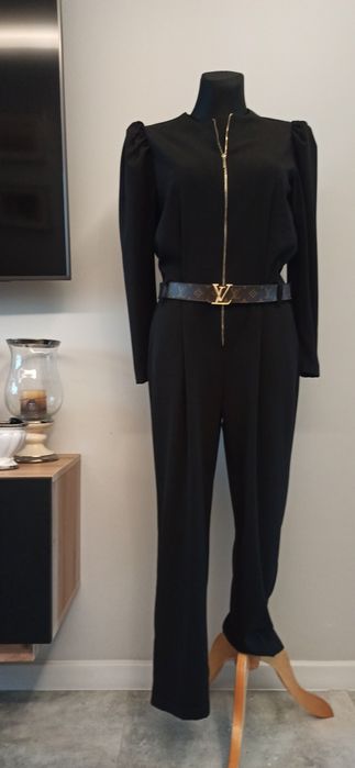 Czarny klasyczny taliowany kombinezon na suwak z bufkami 42